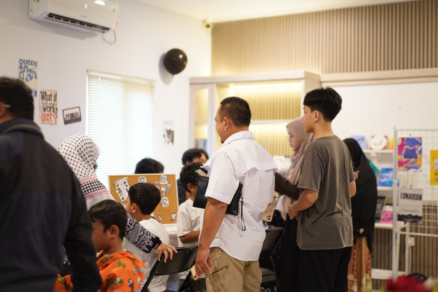 Pengunjung melihat karya siswa di eksibisi Flexi School Bintaro