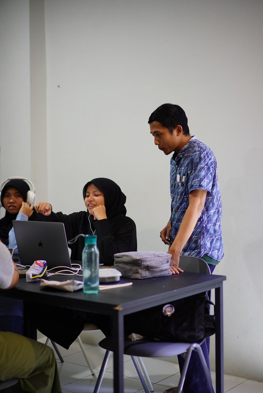 Interaksi hangat siswa dan fasilitator Flexi School Bintaro