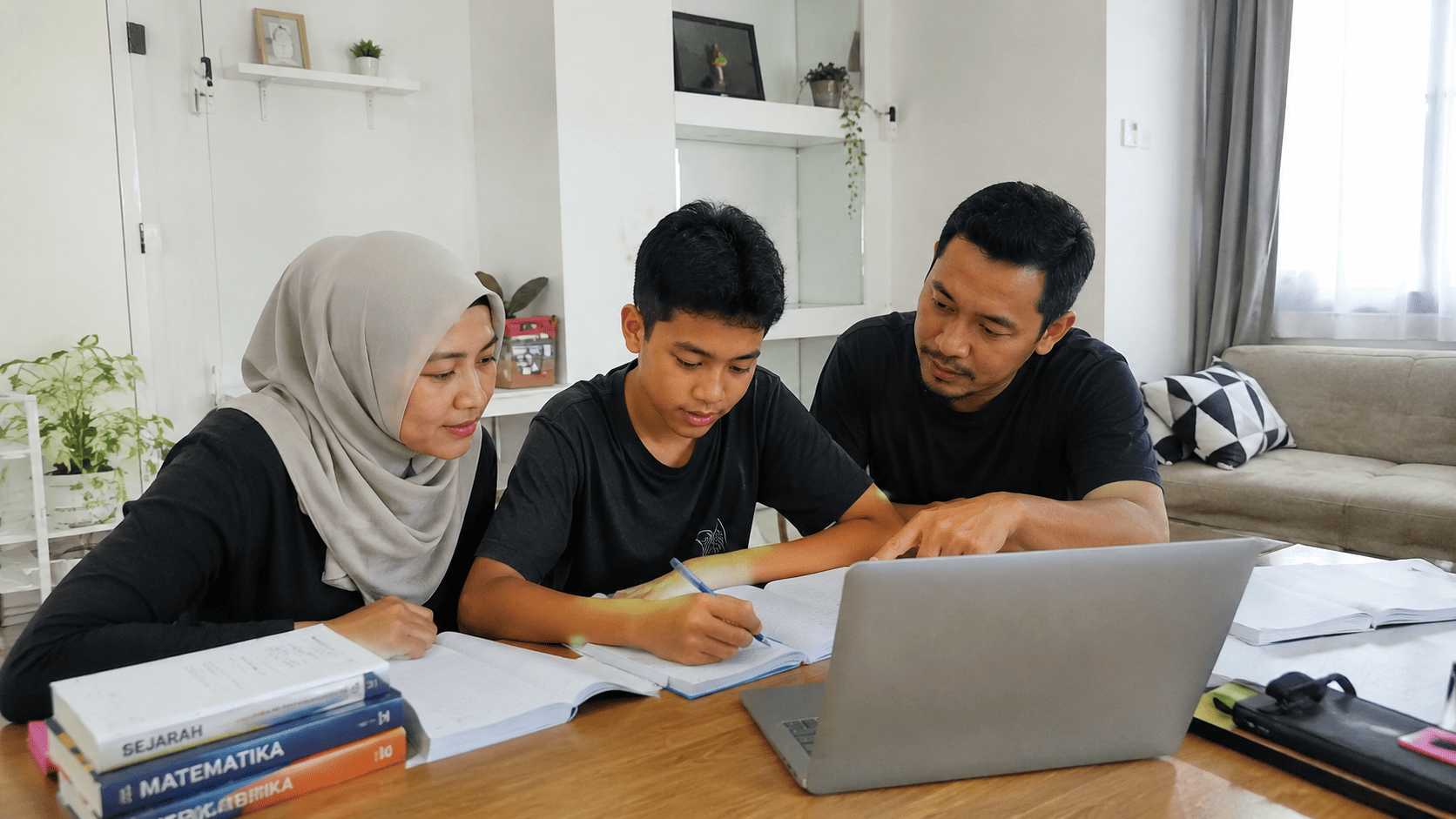 Orang tua dan anak berdiskusi menyusun rencana belajar di rumah