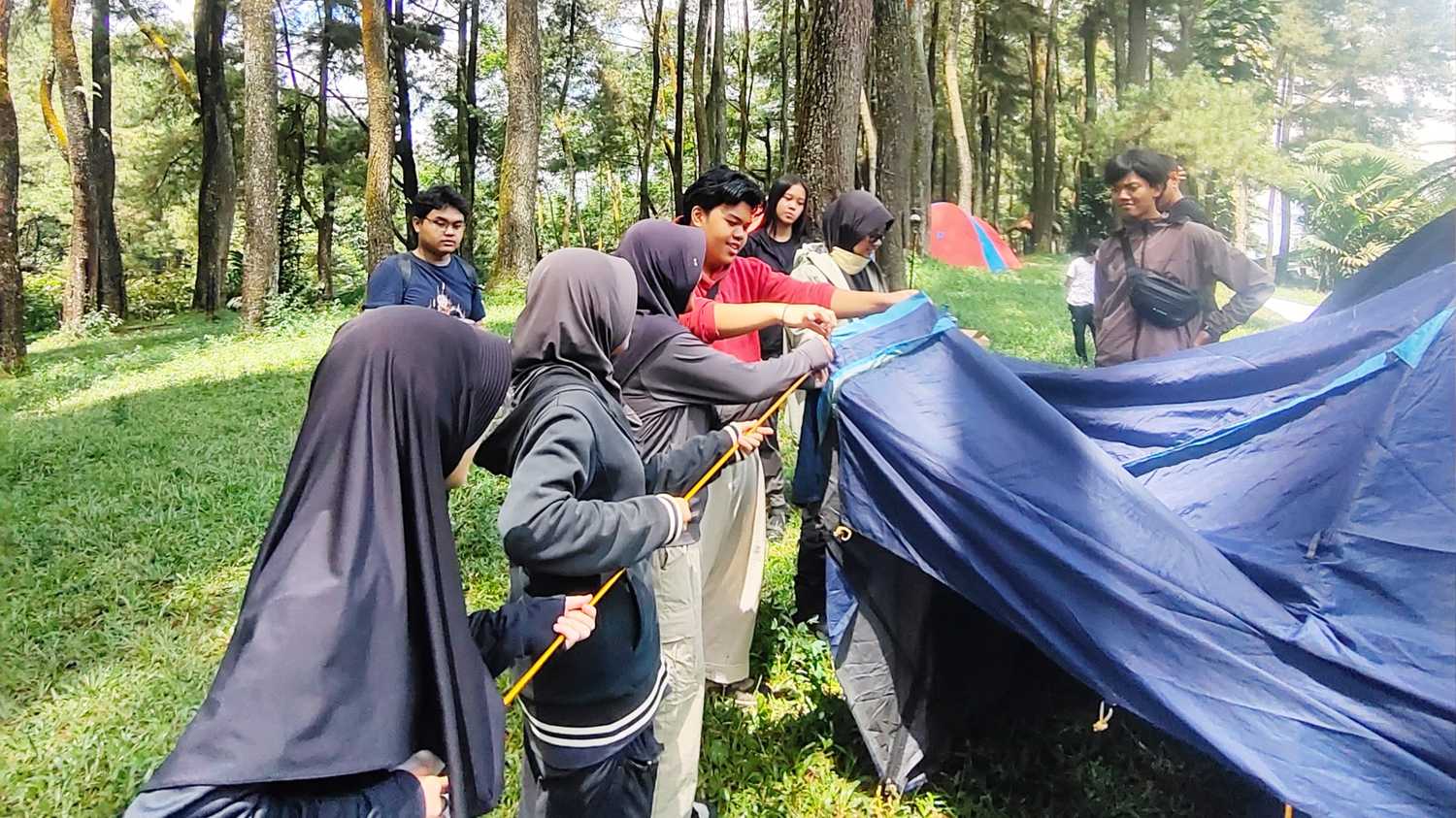 Beberapa anak homeschooler belajar bersama dalam kelompok kecil